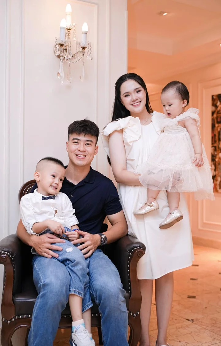 ảnh Duy Mạnh chụp cùng vợ con