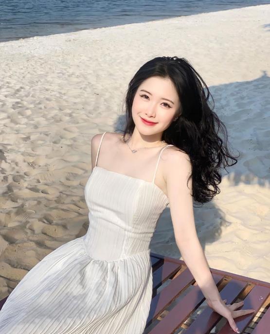 ảnh gái mặc áo 2 dây dưới ánh nắng