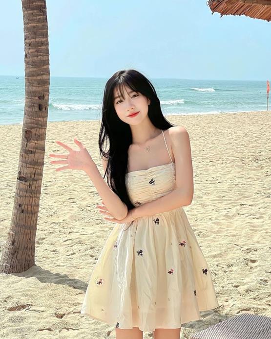 ảnh gái mặc áo 2 dây vẫy tay