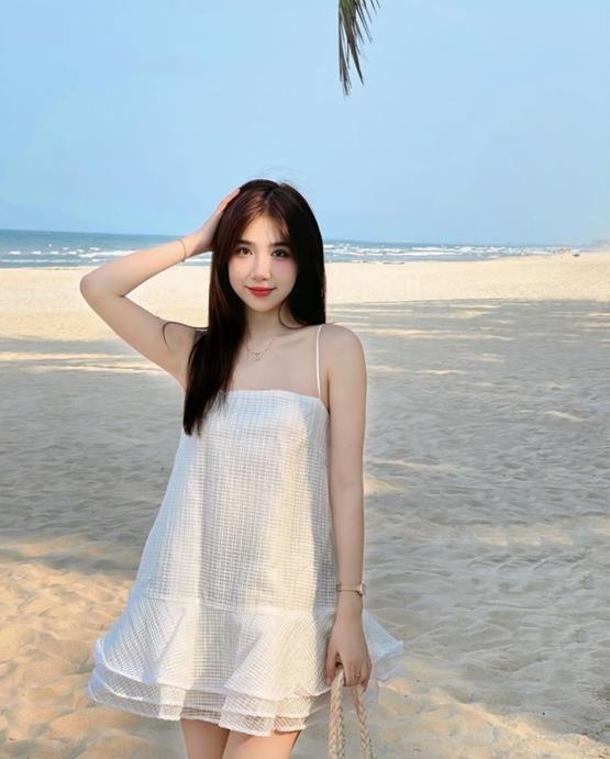 ảnh gái mặc áo 2 dây tạo dáng