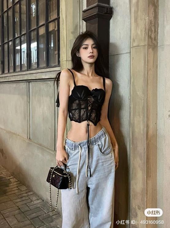 ảnh gái mặc áo hai dây phong cách