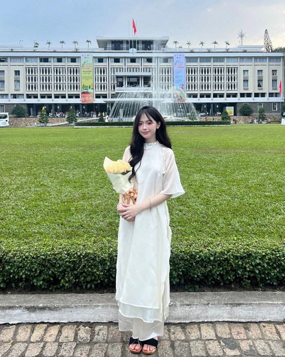 hình ảnh cô gái mặc áo dài cách tại dinh Độc Lập