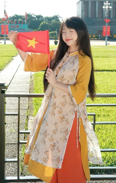 hình ảnh cô gái mặc áo dài chụp tại lăng Bác