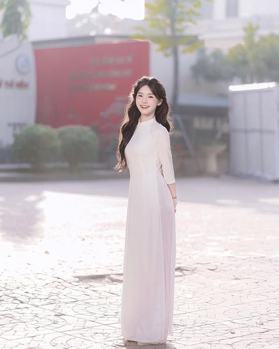 ảnh gái xinh áo dài ở sân trường