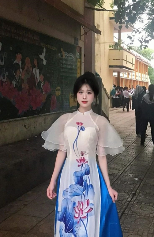 hình ảnh cô gái mặc áo dài trong đội múa