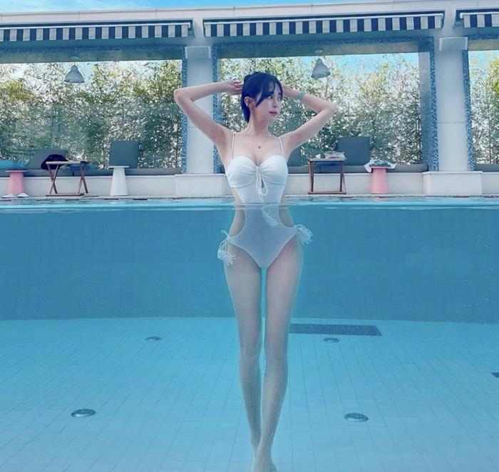 gái xinh mặc bikini mỏng trong hồ bơi