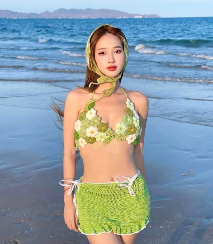 gái xinh mặc bikini mỏng họa tiết hoa
