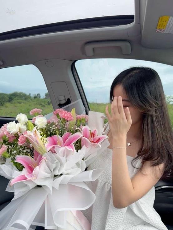 hình gái xinh cầm hoa che mặt ngại ngùng