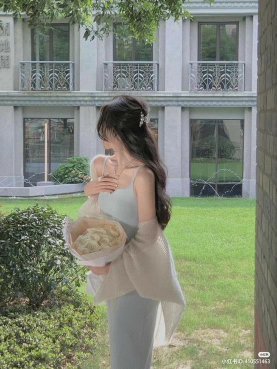 hình gái xinh cầm hoa che mặt kiêu sa