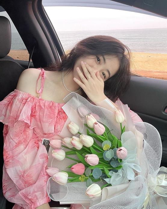 hình gái xinh cầm hoa che mặt cười