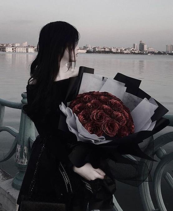 hình ảnh cô gái ôm bó hoa hồng đẹp