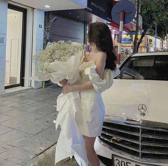 gái xinh ôm bó hoa trắng