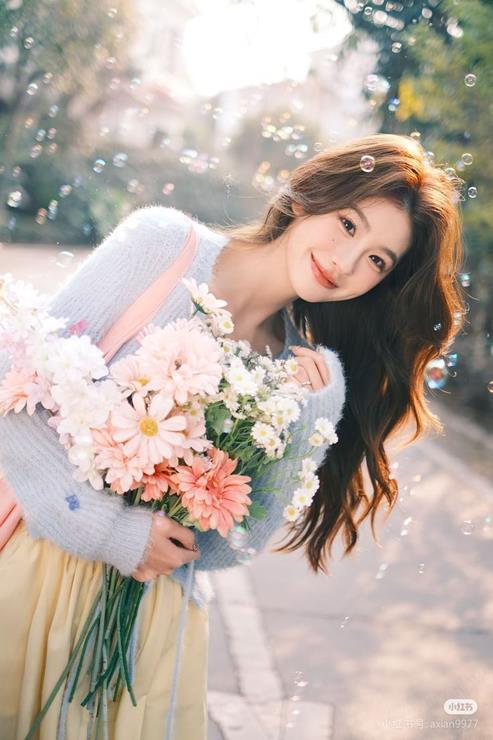 hình cô gái cầm hoa đẹp thơ mộng