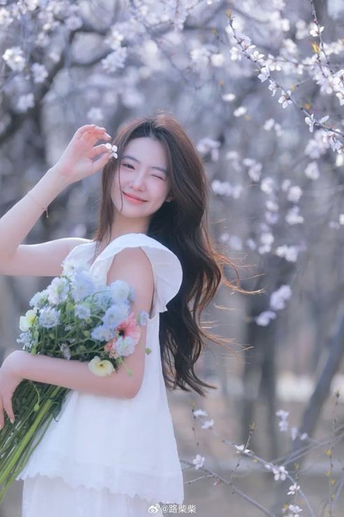 hình cô gái cầm hoa dịu dàng