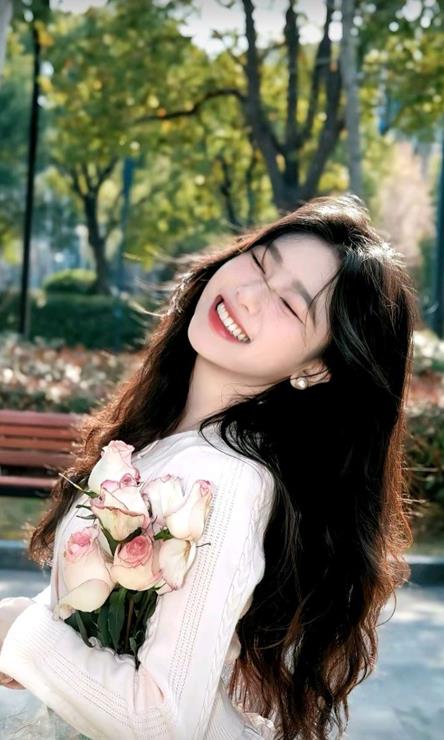 hình cô gái cầm hoa cười tươi