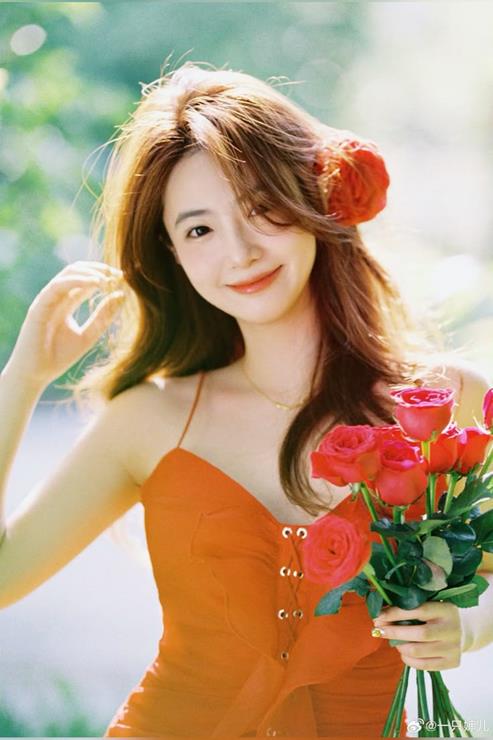 hình cô gái cầm hoa ngọt ngào