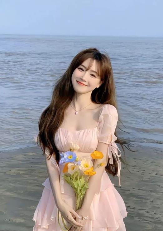 hình cô gái cầm hoa dịu dàng