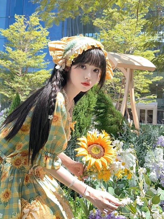 cô gái cầm hoa hướng dương cute