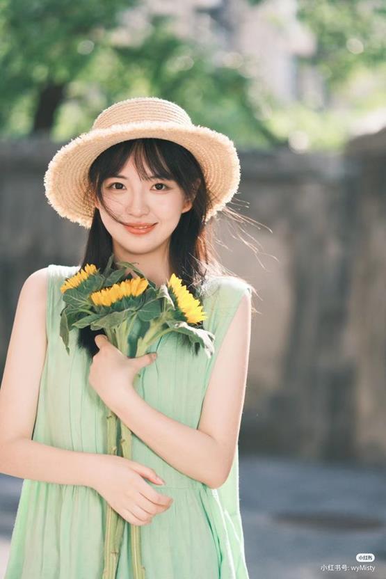 cô gái cầm hoa hướng dương gây thương nhớ cho người nhìn