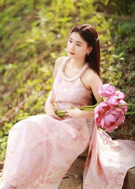 cô gái cầm hoa sen hồng đẹp