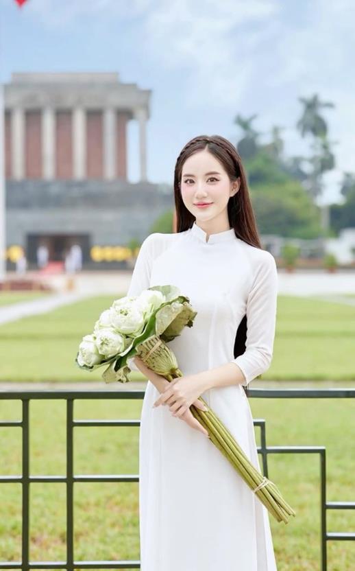 gái xinh cầm hoa sen trắng bên lăng Bác