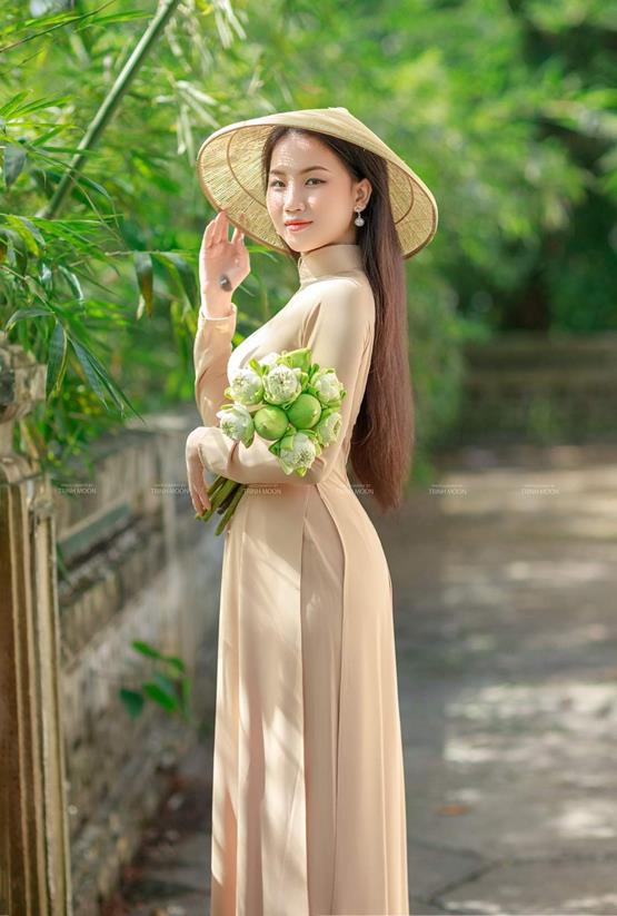 gái xinh cầm hoa sen trắng dịu dàng