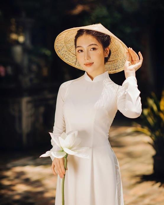 gái xinh cầm hoa sen trắng nhẹ nhàng
