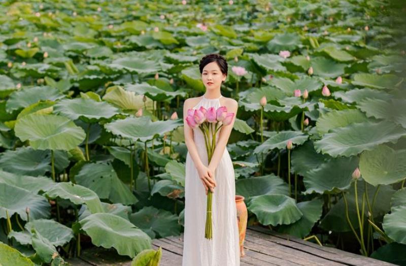 Tuyển Chọn +101 Hình Ảnh Cô Gái Cầm Hoa Sen Đẹp – Tạo Dáng Chụp Ảnh