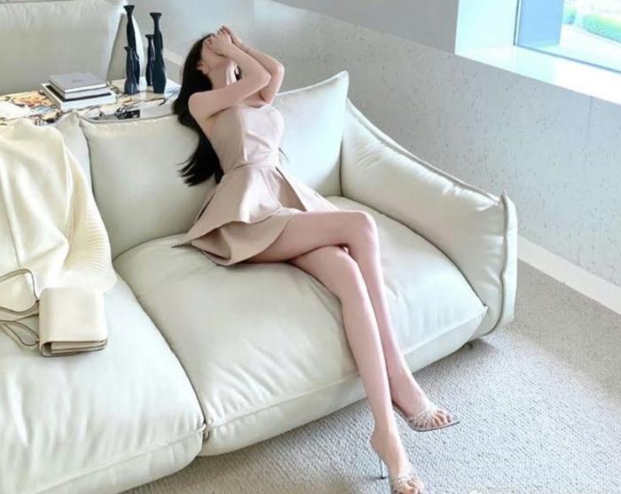 hình gái xinh chân dài sang trọng