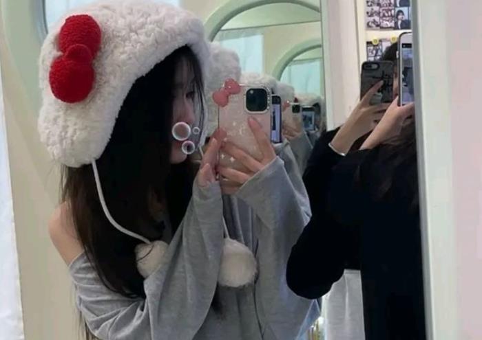 hình gái xinh cute che mặt chụp trước gương
