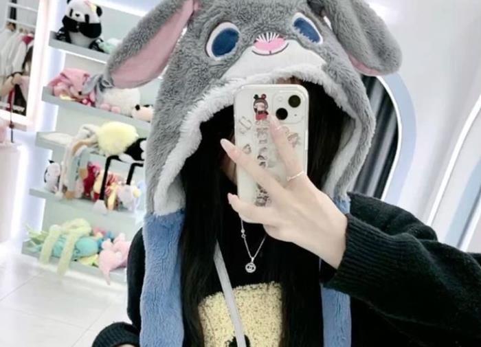 hình gái xinh cute che mặt bằng điện thoại