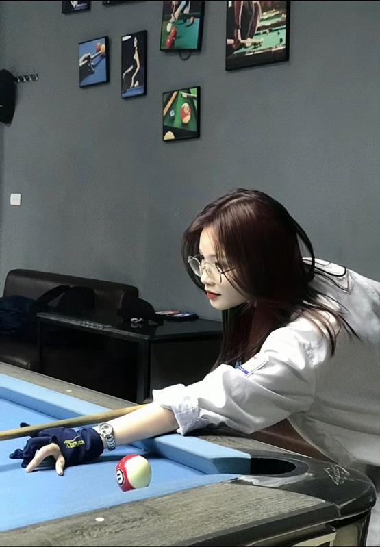 ảnh gái xinh đánh bida thu hút ánh nhìn