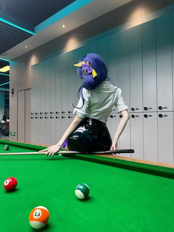 hình gái đẹp đánh bida quay lưng cosplay anime