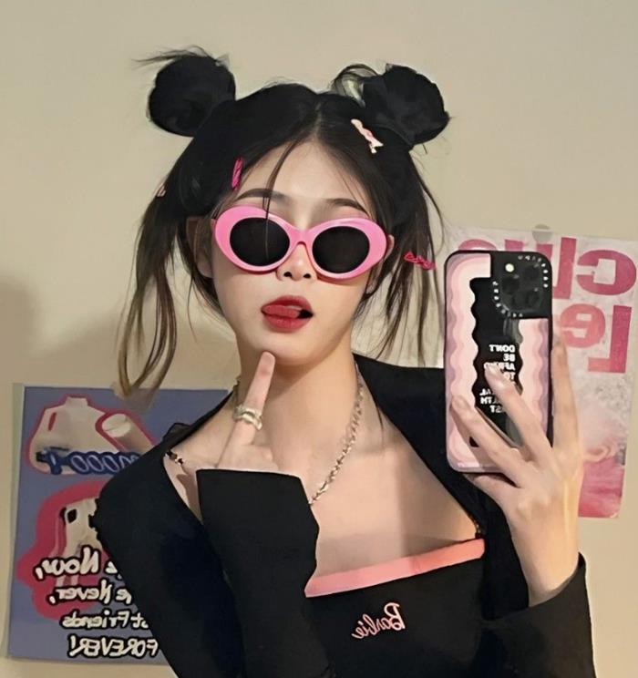 Gái đeo kính đen xinh nhất