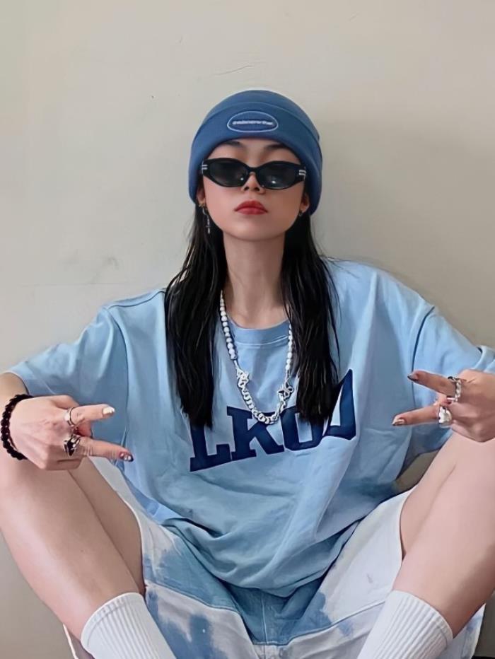 hình ảnh cô gái đeo kính đen phong cách hip hop