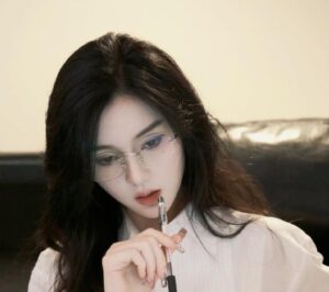 ảnh gái xinh đeo kính ngầu