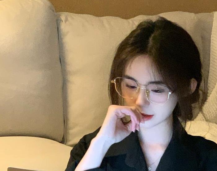 gái xinh đeo kính ngầu suy tư