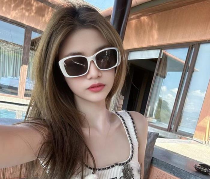 gái xinh đeo kính ngầu selfie