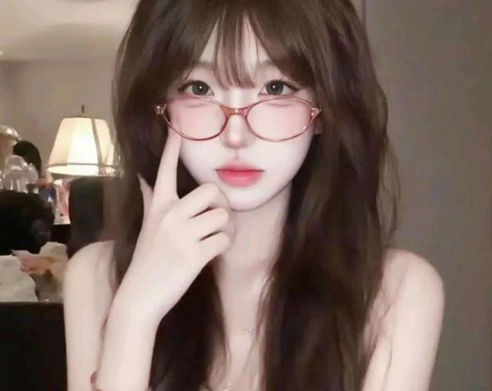 hình gái xinh đeo kính dễ thương