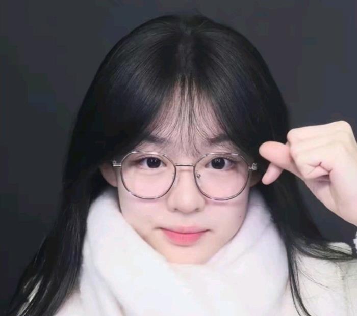 gái xinh tóc dài đeo kính cute