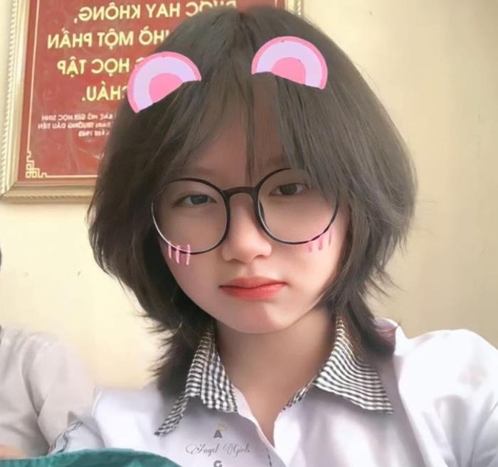 ảnh gái xinh tóc ngắn đeo kính 2k7