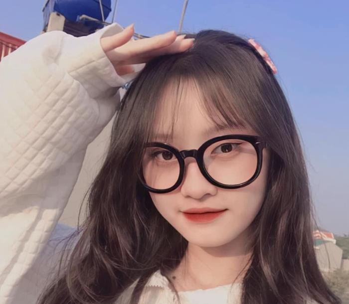ảnh gái xinh đeo kính 2k7