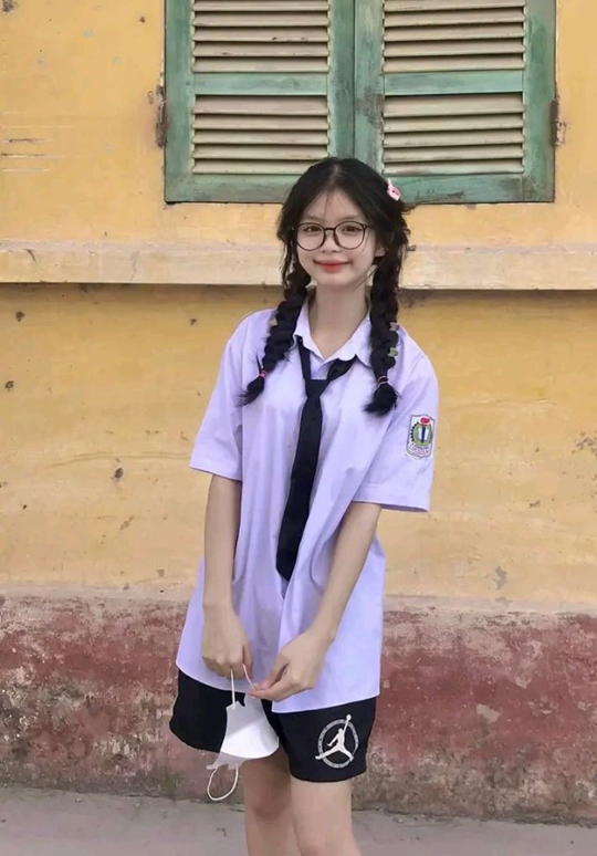 gái xinh Việt Nam mặc đồng phục đeo kính