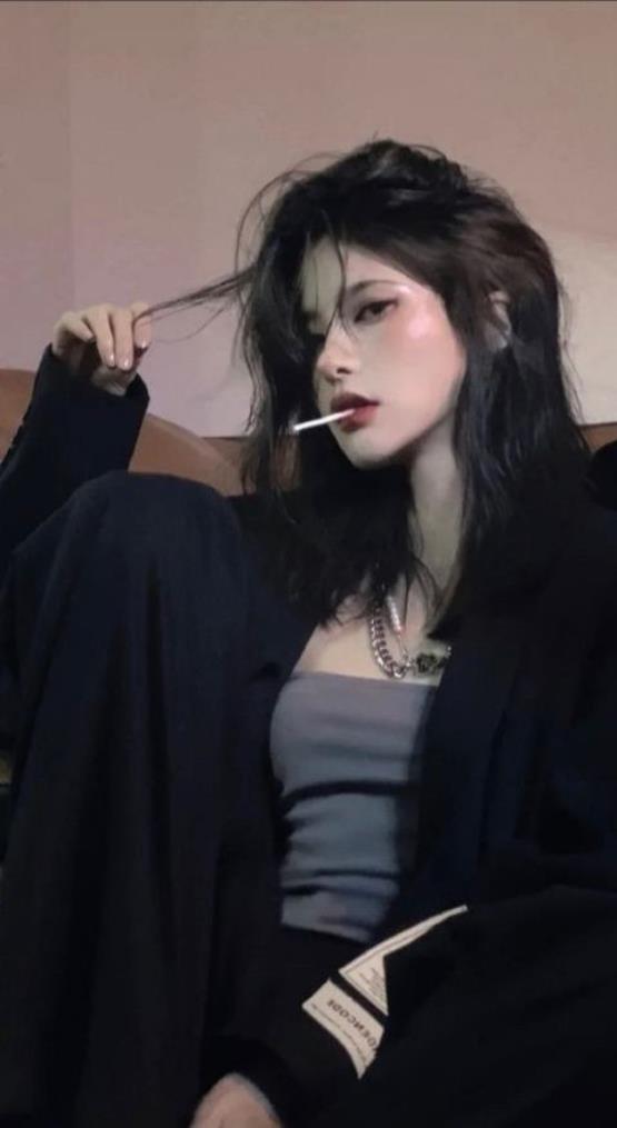 Hình gái douyin ngầu hút thuốc