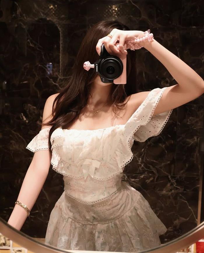 Gái douyin selfie che mặt