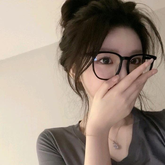 Gái douyin đeo kính che mặt 