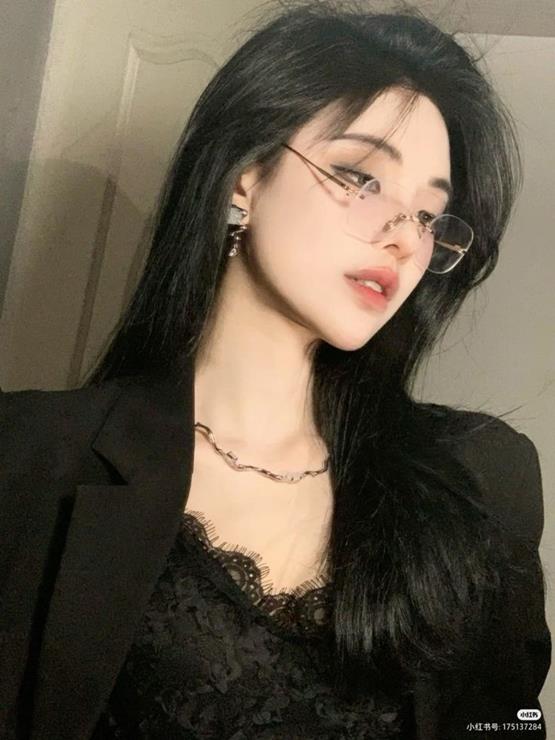 Hình gái douyin ngầu đeo kính