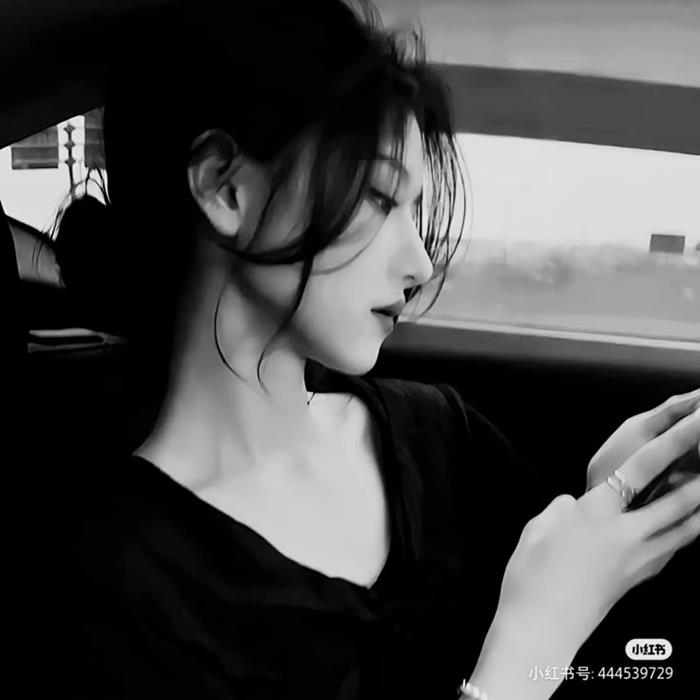 Hình gái douyin buồn trắng đen