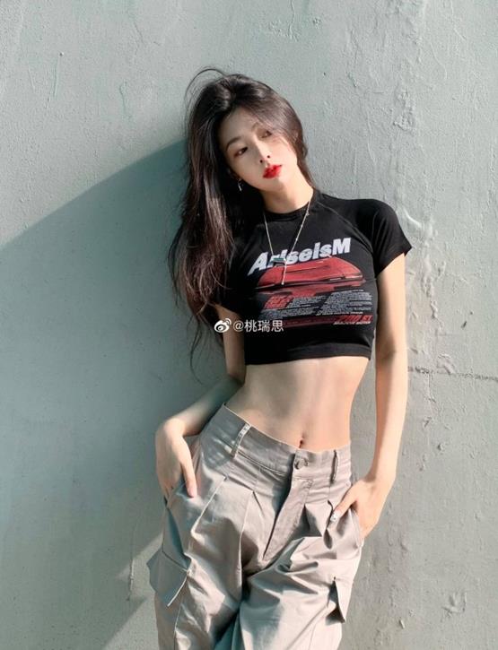 Ảnh gái mặc áo croptop ngầu