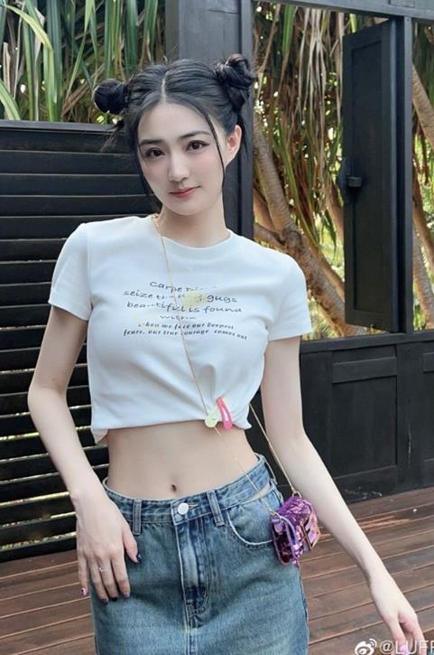 Ảnh gái mặc áo croptop dịu dàng